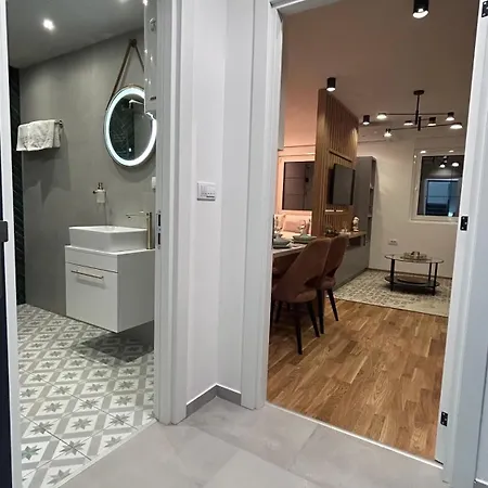Apartment 3 & Free Parking Garage *