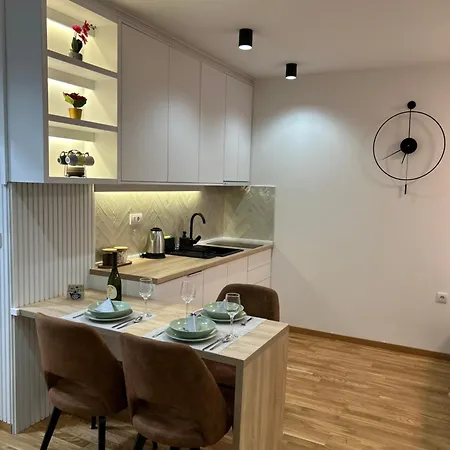 Apartment 3 & Free Parking Garage *
