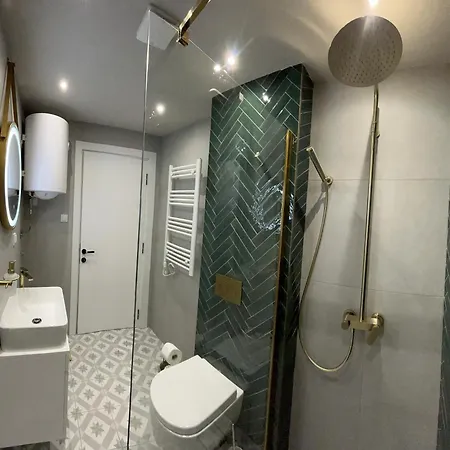 3 & Free Parking Garage *