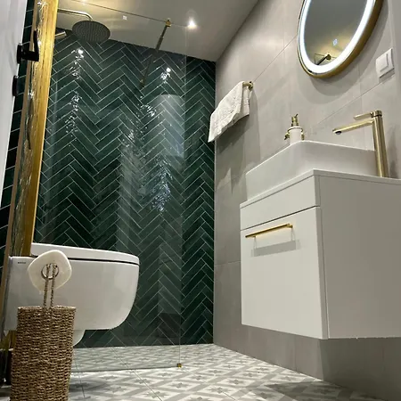 3 & Free Parking Garage Apartament *